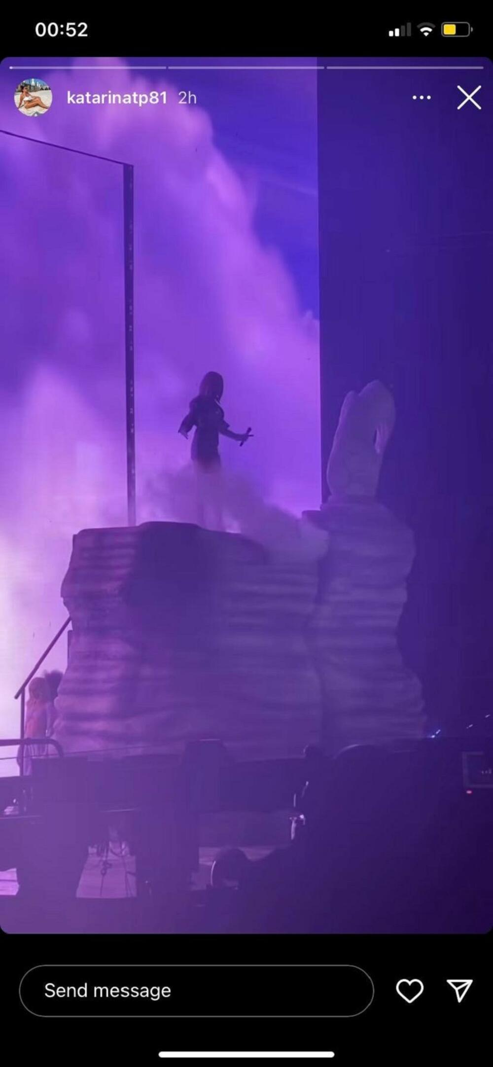 Pesma i performans uz pesmu 'Abu dabi' 