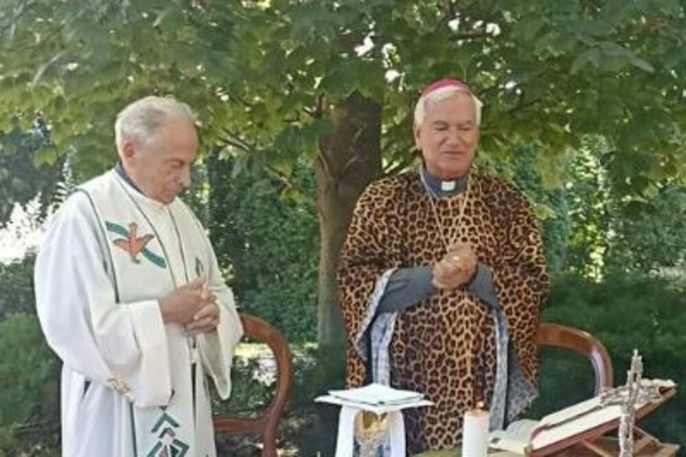 NI STARLETA MU NIJE RAVNA: Sveštenik postao ŽESTOKA SPRDANCIJA među ljudima, svi mu UMIRU DO SMEHA (FOTO)