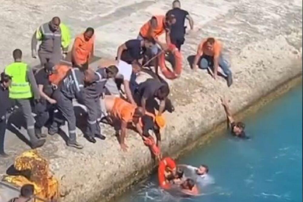 SNIMAK IZ GRČKE VRAĆA VERU U LJUDE: Žena upala u more dok se ukrcavala na brod,ljudi odmah SKOČILI ZA NJOM (VIDEO)