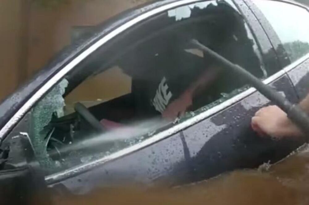 OSTAO ZAROBLJEN U KOLIMA TOKOM STRAŠNE POPLAVE: Borio se za svoj ŽIVOT, a onda... ovo morate VIDETI (VIDEO)