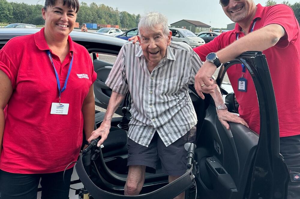 SKIDAMO KAPU! Ovaj DEKA je jedan od najstarijih ljudi za VOLANOM na planeti, godine su za njega samo BROJ (FOTO)