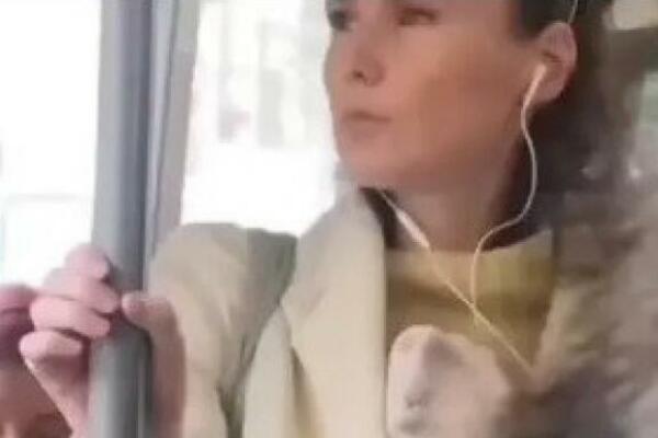 VOZILA SE U GRADSKOM PREVOZU A SVI SU GLEDALI U NJENE GRUDI: Šokirani su onim što VIRI IZ NJIH, PRIZOR ZA PAMĆENJE