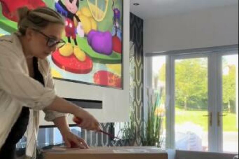 MAMA IZ ŠKOTSKE POKAZALA ŠTA JE DOBILA NA POKLON OD DRŽAVE ZA BEBU: Svi na internetu ostali u NEVERICI (VIDEO)