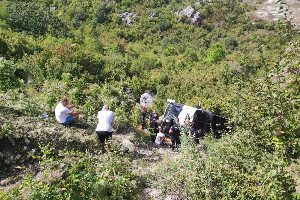 IDENTIFIKOVANA I DRUGA ŽRTVA STRAVIČNE NESREĆE KOD CETINJA: Teško povređeno njih sedmoro, jedan se BORI ZA ŽIVOT