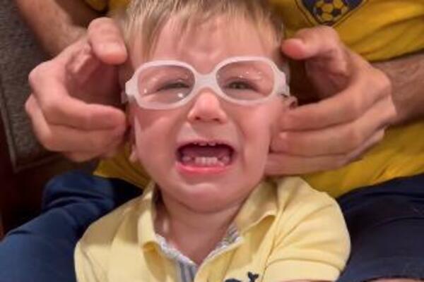 DEČAK JASNO VIDEO RODITELJE PRVI PUT U ŽIVOTU, NJEGOVA REAKCIJA TOPI SRCA: Ljudima idu SUZE od ovog PRIZORA (VIDEO)