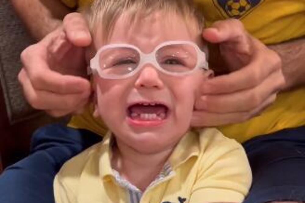 DEČAK JASNO VIDEO RODITELJE PRVI PUT U ŽIVOTU, NJEGOVA REAKCIJA TOPI SRCA: Ljudima idu SUZE od ovog PRIZORA (VIDEO)