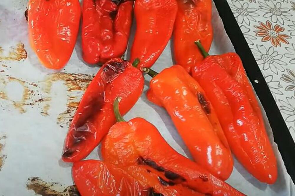 Oljuštite pečene paprike očas posla: Za ovaj trik mora da zna svaka domaćica, pravi je spas