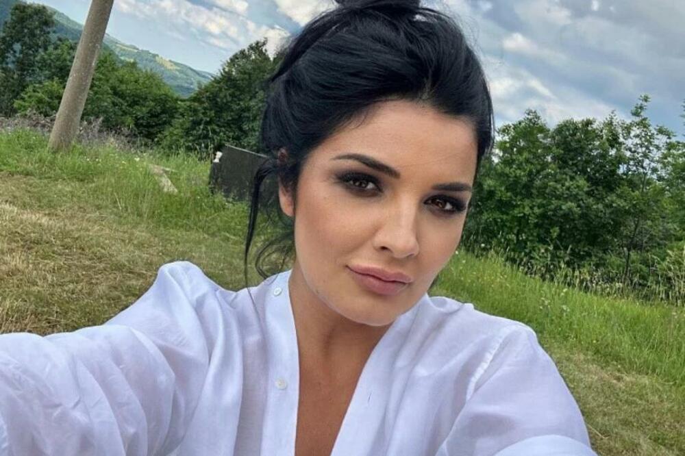 Srbi će ostati bez teksta kad budu videli šta od škole ima Milena Popović: Njene fotke obaraju s nogu, a tek ovo