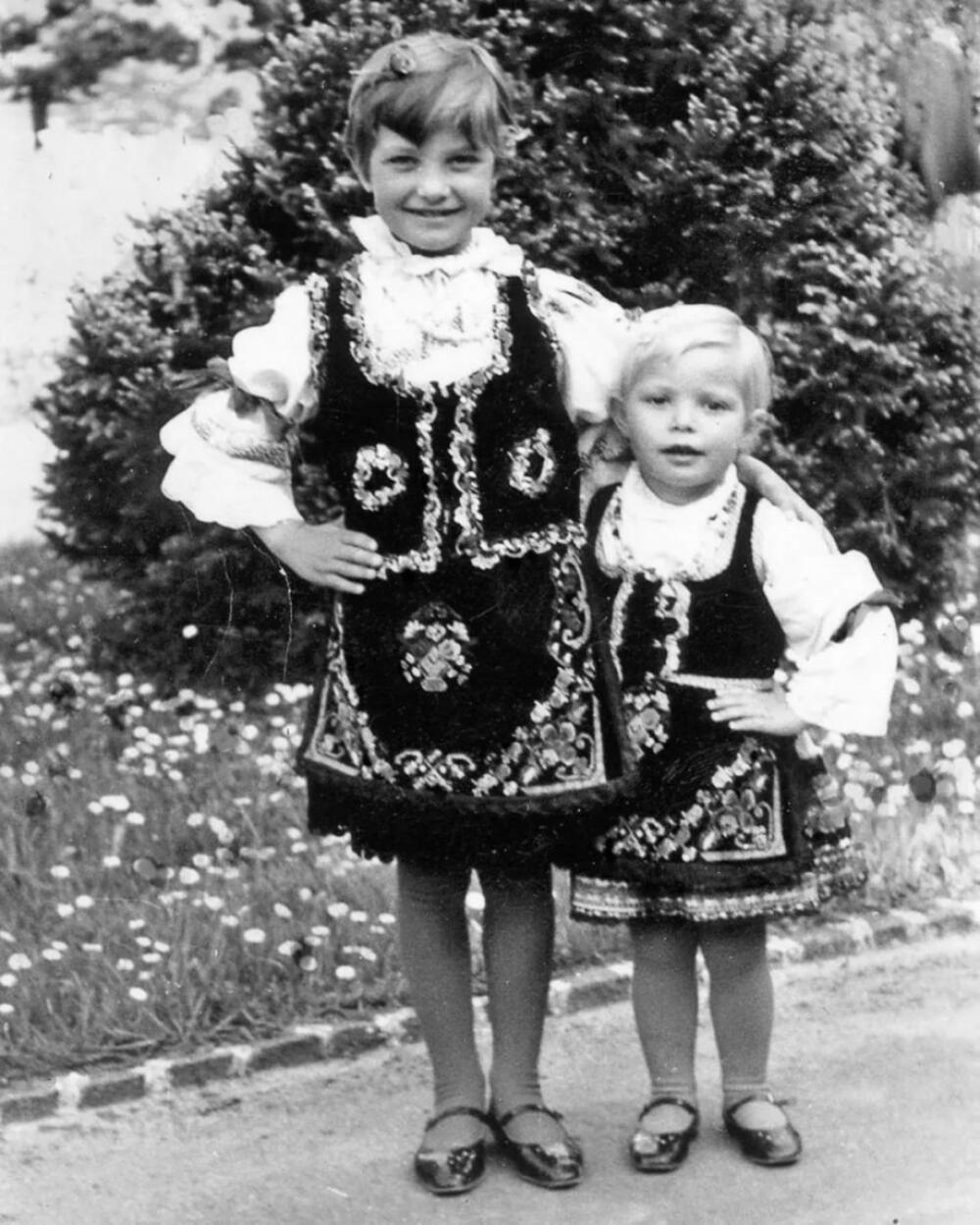 Vezen prsluk, kecelja od crnog pliša i lakovane cipele