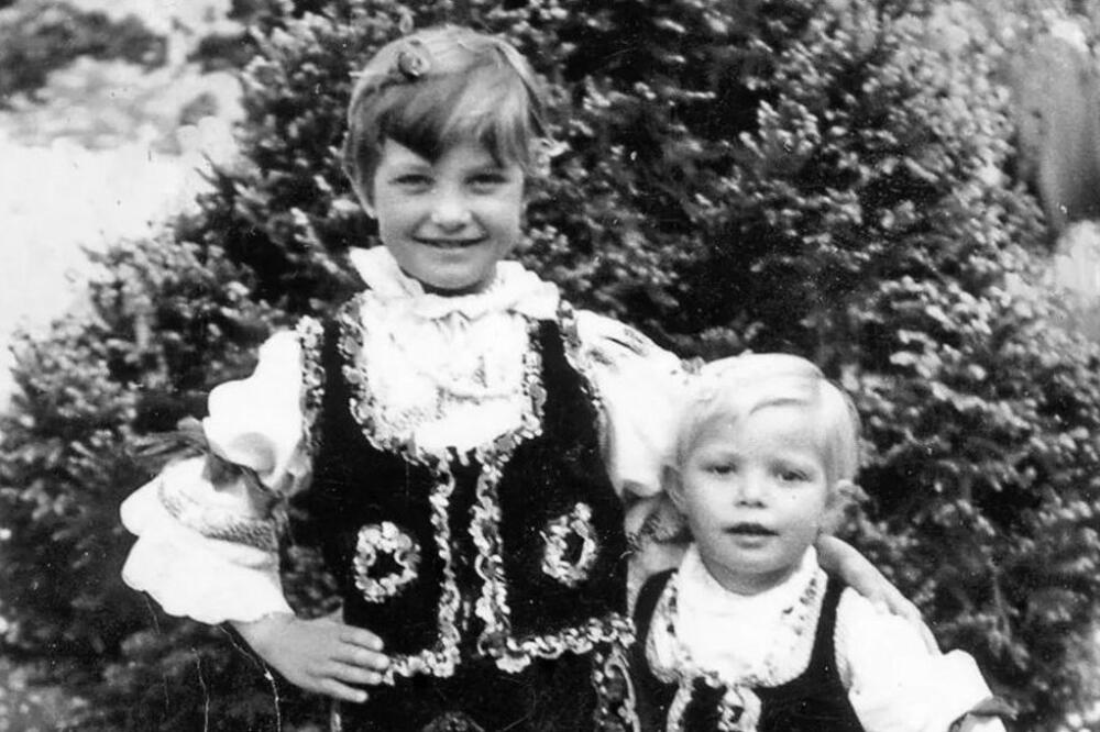 DEVOJČICA U KECELJI JE DANAS MEGA ZVEZDA U SRBIJI: Pevala je TITU na UVCE, vedri i oblači ESTRADOM