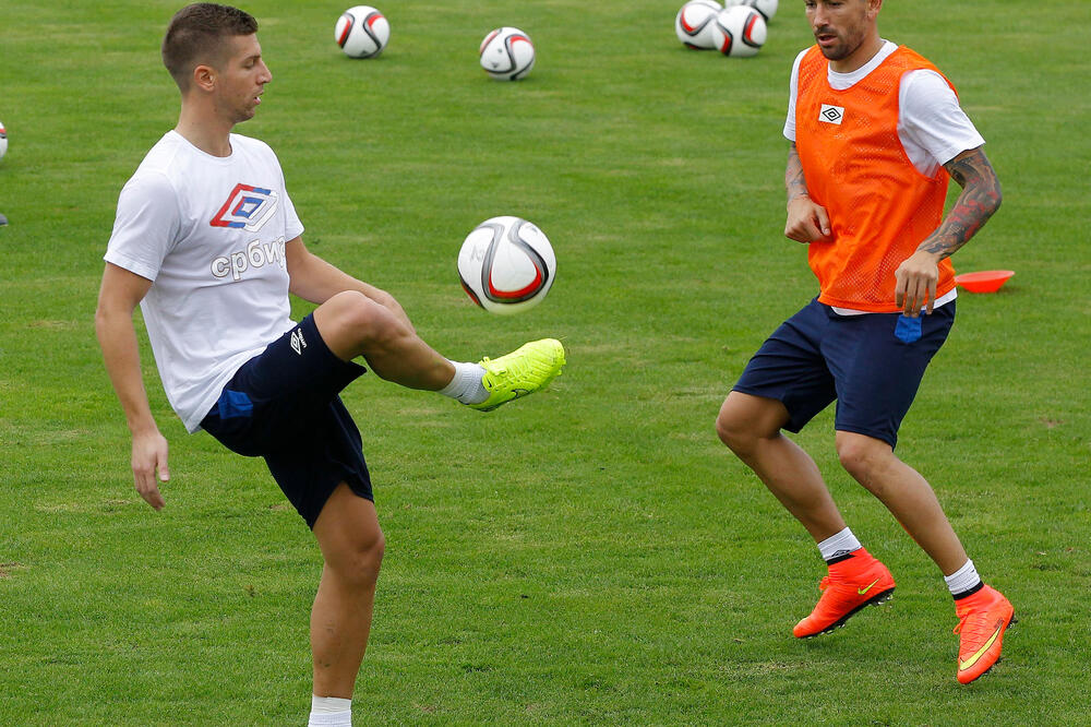 SJAJNA UVERTIRA ZA MEČ U MANČESTERU: Kolarov i Nastasić u dresovima Sitija i SRPSKOM ZASTAVOM! (FOTO)