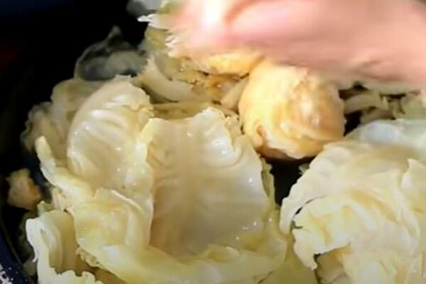 MAJSTORI UBACUJU OVO U KISELI KUPUS DA BI IM ISPAO ŽUT KAO DUKAT: Malo ko može da poveruje da OVO RADI POSAO, AU