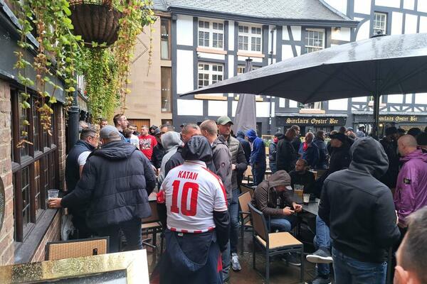 DELIJE OKUPIRALE MANČESTER! Sa trga grmi pesma navijača Crvene zvezde, iz paba se ori "Marš na Drinu!" (VIDEO/FOTO)