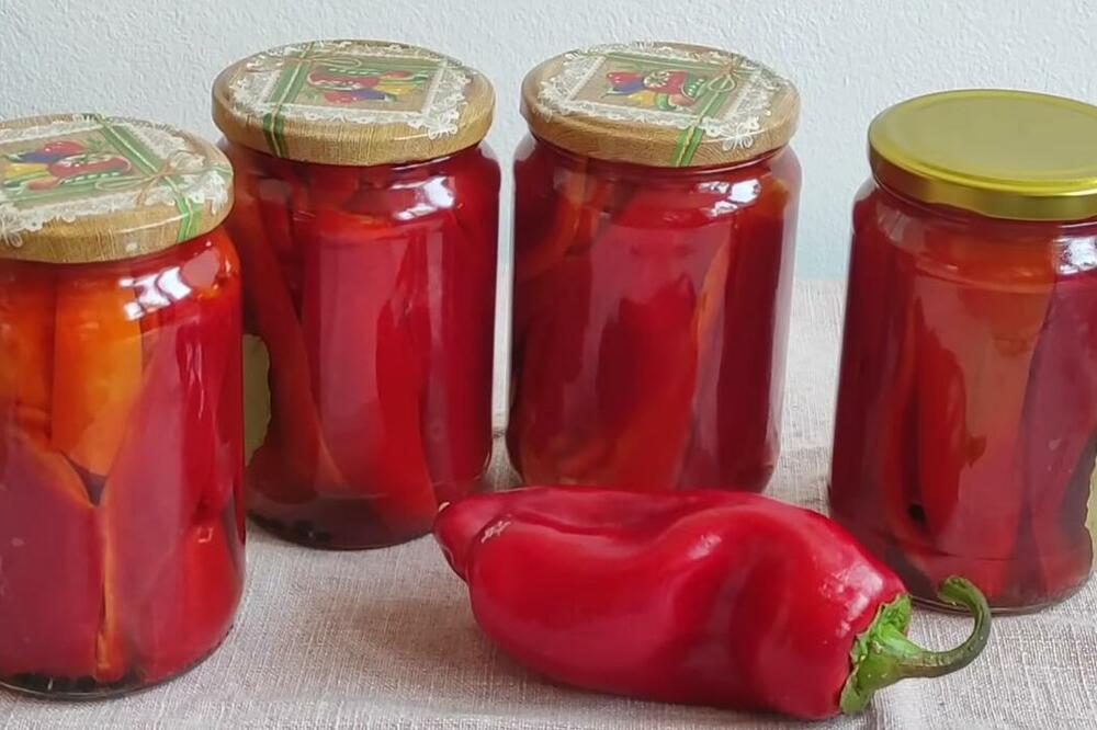 MARINIRANA PAPRIKA U TEGLI BEZ KONZERVANSA: Naoružajte se DOMAĆINSKOM zimnicom - recept je direktno sa SELA