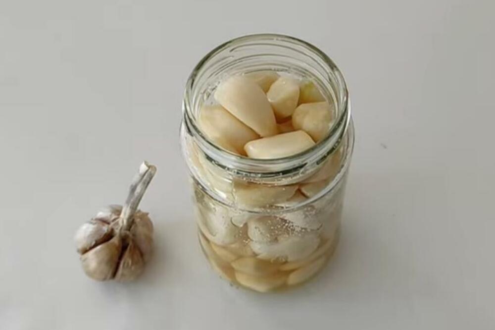 OVO VOĆE UKLANJA SMRAD IZ USTA OD BELOG LUKA: Posle njega se NIŠTA NE OSEĆA - mirisaćete kao da ga niste ni probali