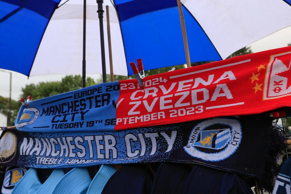 Šalovi Mančester sitija i Crvene zvezde ispred stadiona Etihad