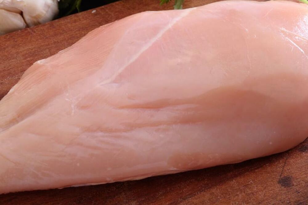 AKO VIDITE BELE LINIJE NA PILETINI, OBAVENO PROVERITE OVO: Po radnjama ih UVALJUJU, a mogu biti OPASNE po ZDRAVLJE