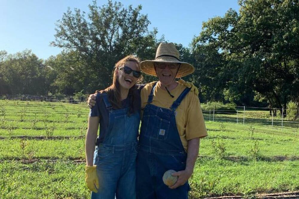 GLUMICA SE IZULA NA ULICI, PA BESKUĆNIKU DALA SVOJE PATIKE: Gestom oduševila, ČOVEK PRE SVEGA