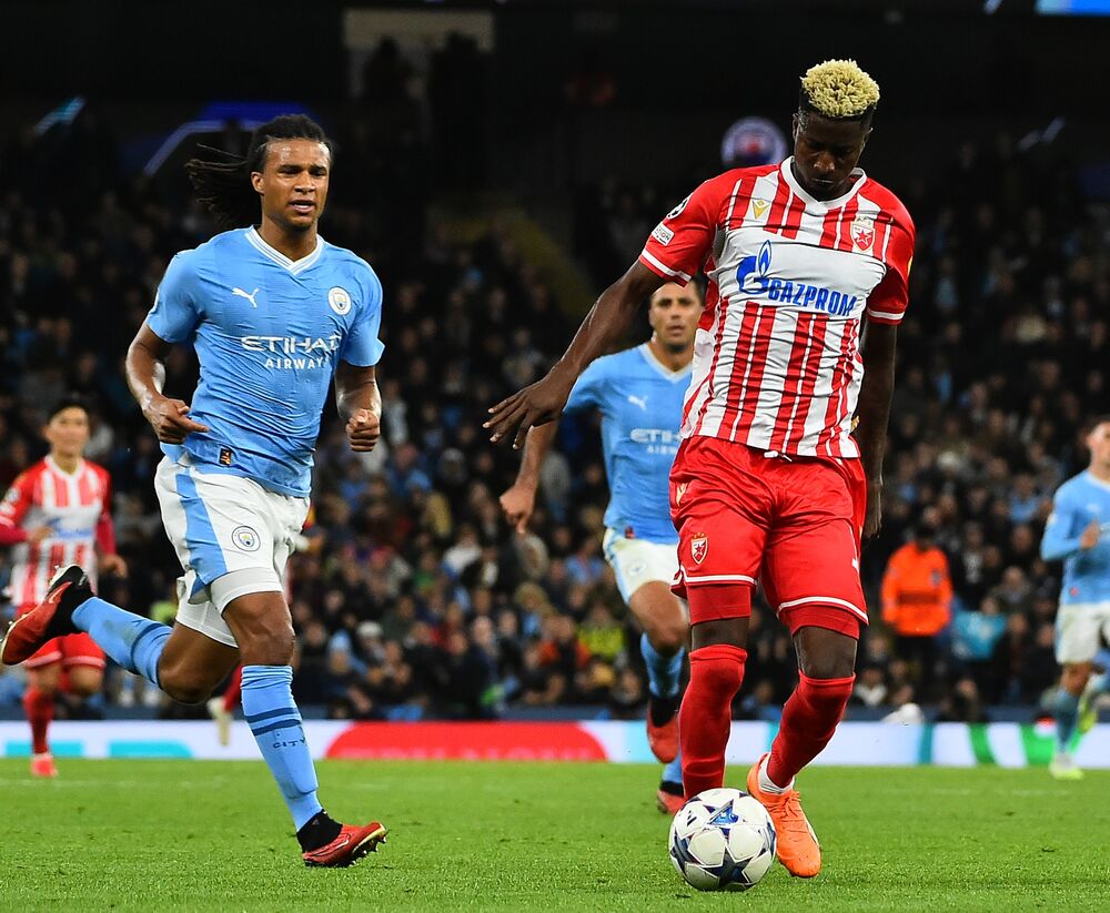 Piter Olajinka na utakmici Mančester sitija i Crvene zvezde