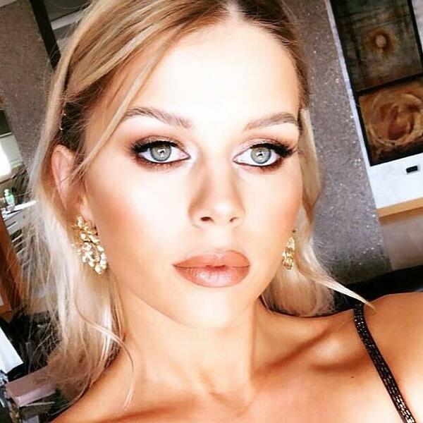 OVA PROVOKATIVNA PLAVUŠA JE ĆERKA MILKE FORCAN: Ne zna se koja je BOLJA RIBA MAJKA ILI ĆERKA, PROSUDITE SAMI (FOTO)