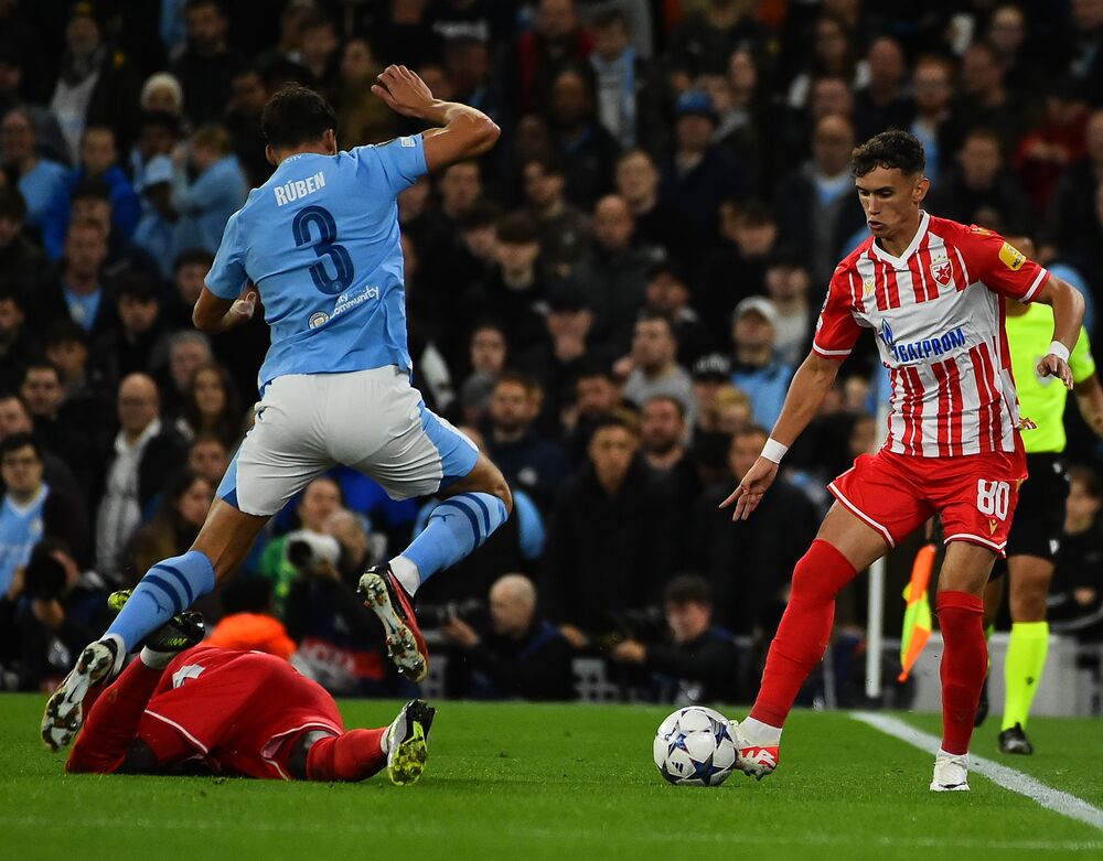 Stefan Mitrović (desno) na utakmici Mančester sitija i Crvene zvezde