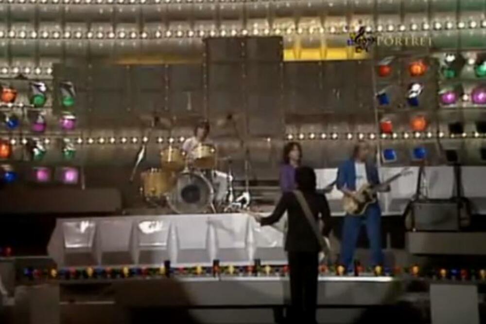 PEVAČ KOGA SVI ZNAMO, POHVALIO SE DRUGU SVOJOM LETNJOM ŠEMOM: Kada su shvatili ko je devojka, nastao je potpuni muk