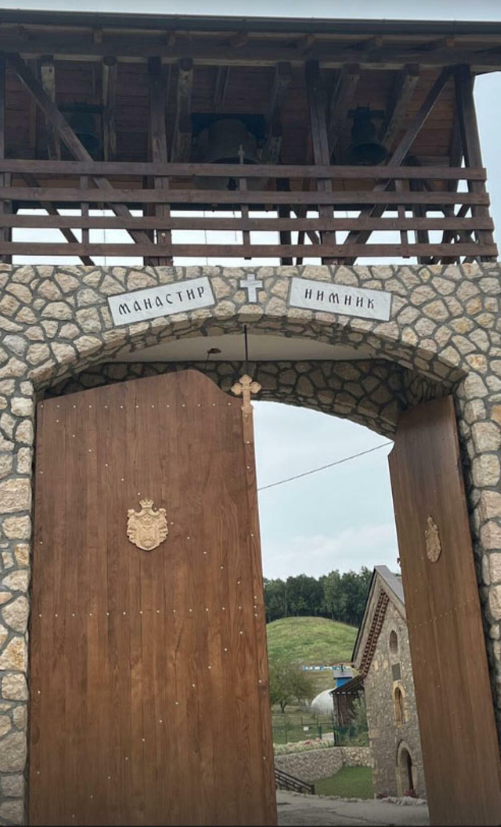 Aleks Nikolić podelila je nekoliko fotografija iz manastira koji je posetila