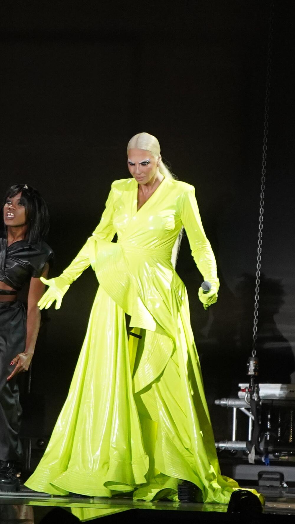 Pravi medijski rat je nastao kada je Karleuša objavila grafikon na kome stoji da je njen koncert bio gledaniji od emisije Zvezde Granda