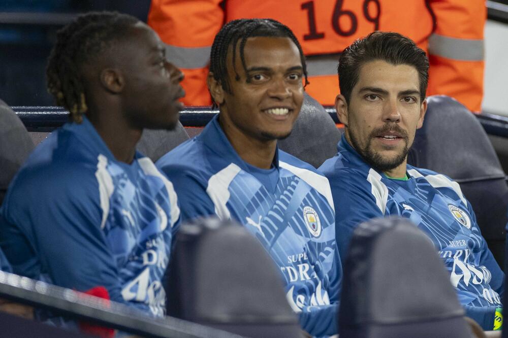 Žeremi Doku, Manuel Akandži i Stefan Ortega na klupi protiv Crvene zvezde