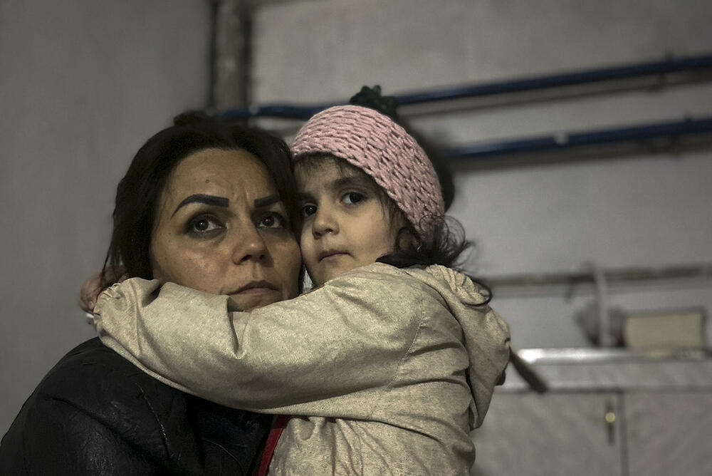 Žena i dete u razorenom Nagorno-Karabahu