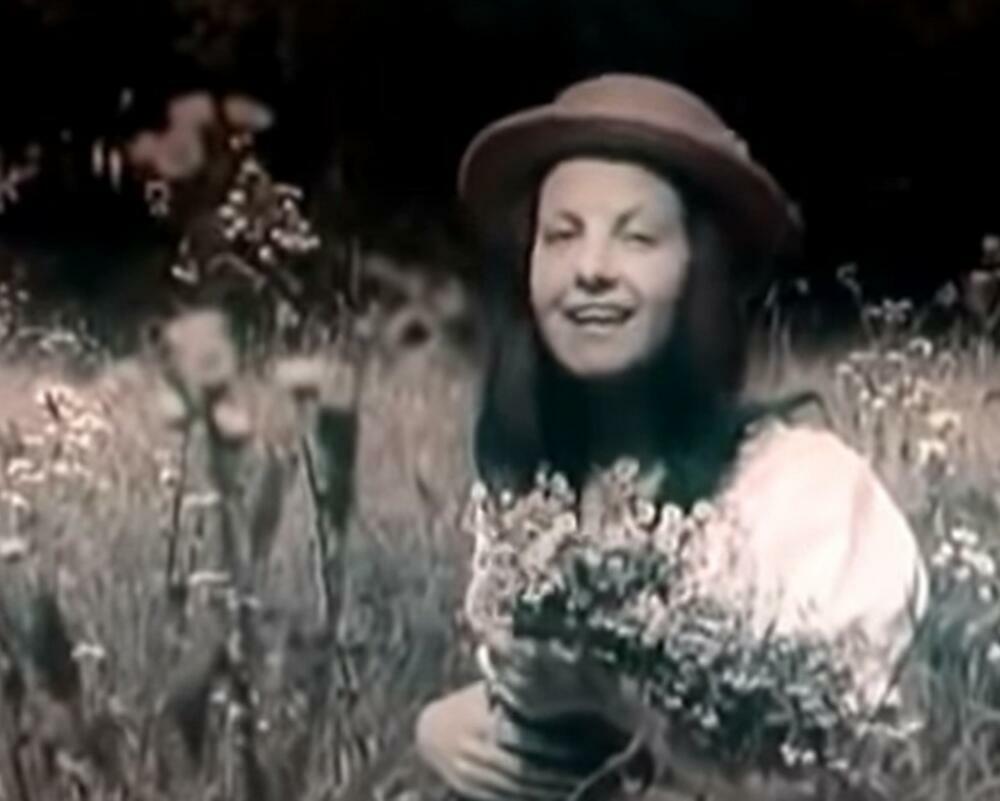 Prvi put se pred kamerama pojavila u filmu 'Višnja na Tašmajdanu' davne 1968. godine
