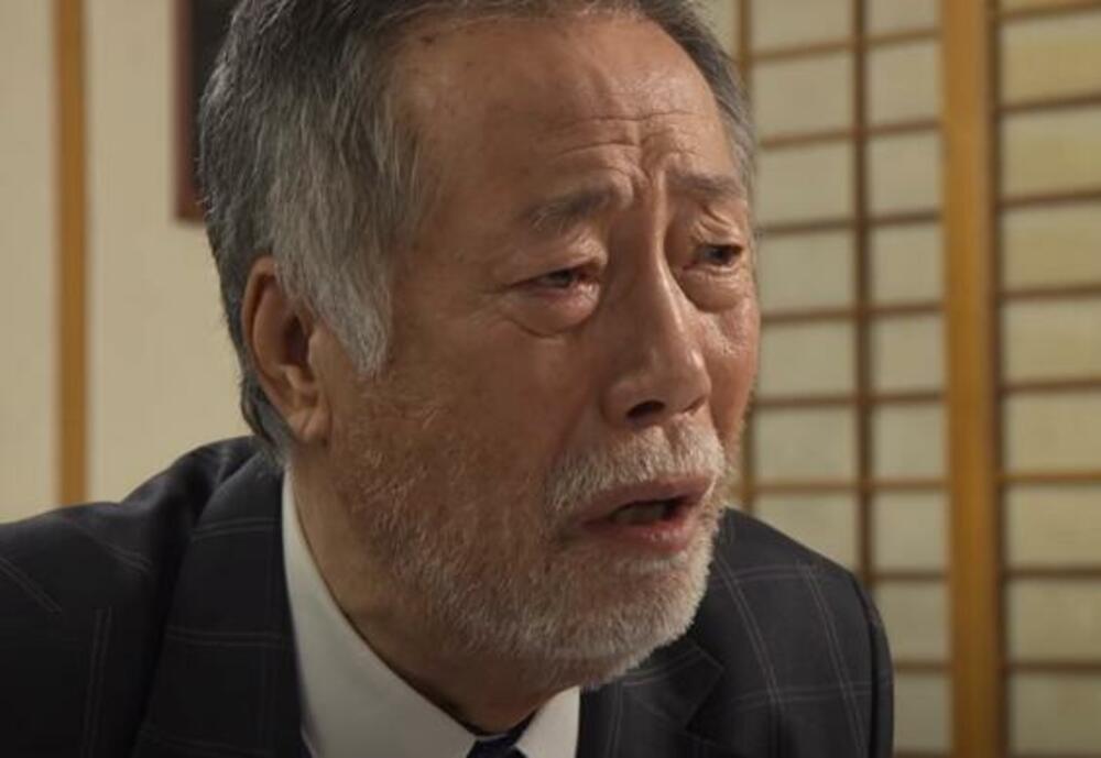 Hi-bong je rođen u Južnoj Koreji 1924. godine. Započeo je svoju karijeru kao umetnik na sceni pre nego što je prešao na televiziju.