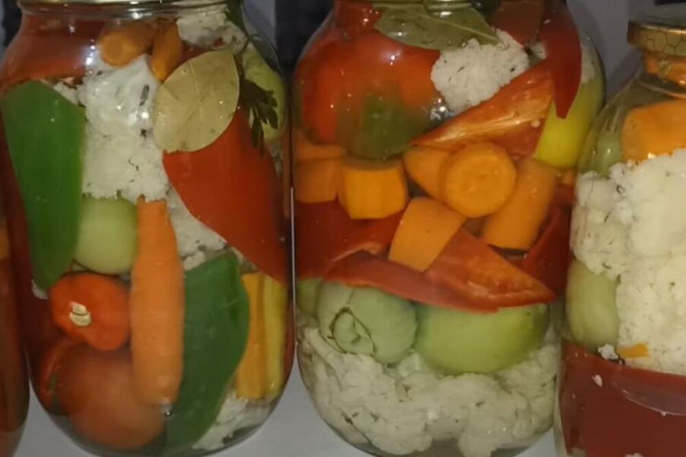 STARE BUGARKE SPREMAJU NAJSOČNIJU ZIMNICU: Hladno kuvana turšija - recept koji prenose sa kolena na koleno