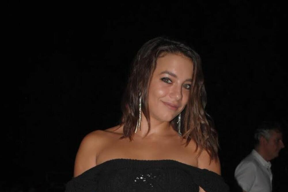 SVI MISLE DA JE MALOLETNA, A ISTINA JE DRUGAČIJA: Evo koliko godina ZAISTA ima naša POZNATA glumica