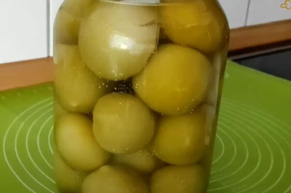 OVAJ NEPRŽENI AJVAR OD ZELENOG PARADAJZA JE BOLJI OD SVAKE DRUGE ZIMNICE: Ukus je čista DESETKA, poludeće za njim