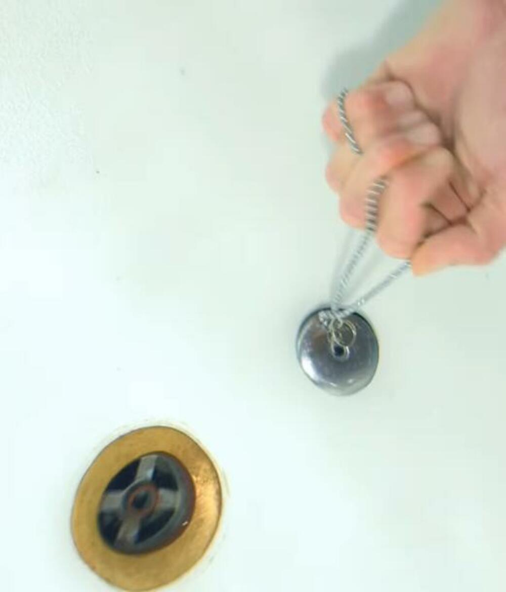 Dete progutalo čep za odvod