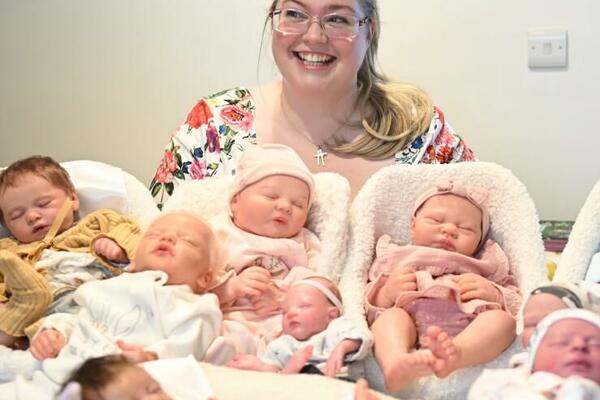 PAR IZ BRITANIJE UŽIVA U IGRANJU ULOGA MAME I TATE: Potrošili preko 7.000 dolara na kolekciju 13 LAŽNIH BEBA! VIDEO