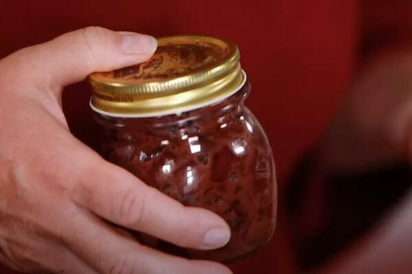 Nipošto ne bacajte teglu! Evo šta da uradite ako vam se pojavi BUĐ na DŽEMU!