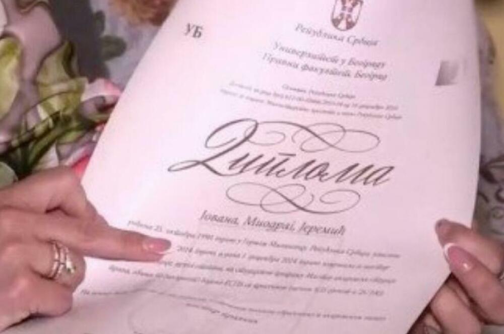 Jovana Jeremić je pokazala svoju diplomu