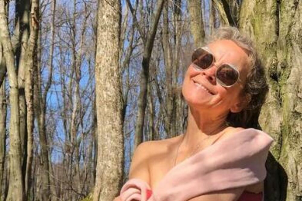 RUSKINJA SE PRESELILA U SRBIJU SA 5 SINOVA: Gaji RUSKE BILJKE, rane im leči OVIM - da se čovek PREKRSTI