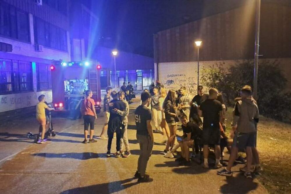 PRVI SNIMCI POŽARA U OSNOVNOJ ŠKOLI NA VIDIKOVCU: Deca hitno evakuisana zbog opasnosti od EKSPLOZIJE (VIDEO)