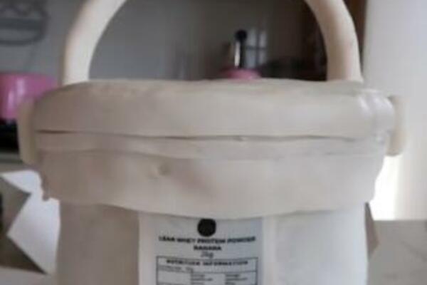 KUPILA DEČKU ROĐENDANSKU TORTU OD 140 EVRA, A DOBILA OVO: Prvernuće vam se ŽELUDAC kada vidite ČEGA SVE IMA (VIDEO)