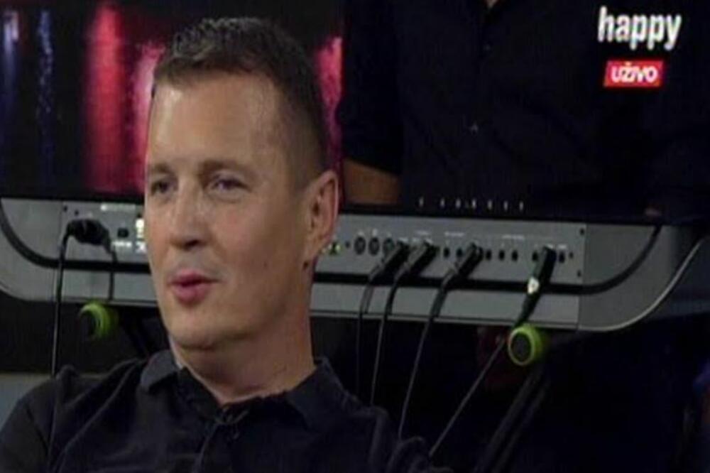 KAMERA SVE ZABELEŽILA! Karmin mlade pevačice OSTAO NA USNAMA FOLK PEVAČA, kako će ovo OBJASNITI?