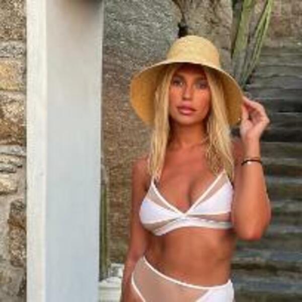 SESTRO, DA NISU PREVELIKE? Ogroman DEKOLTE Saške Đoković ZASLEPLJUJE, pokušala da ih SAKRIJE RUKAMA a onda...(FOTO)