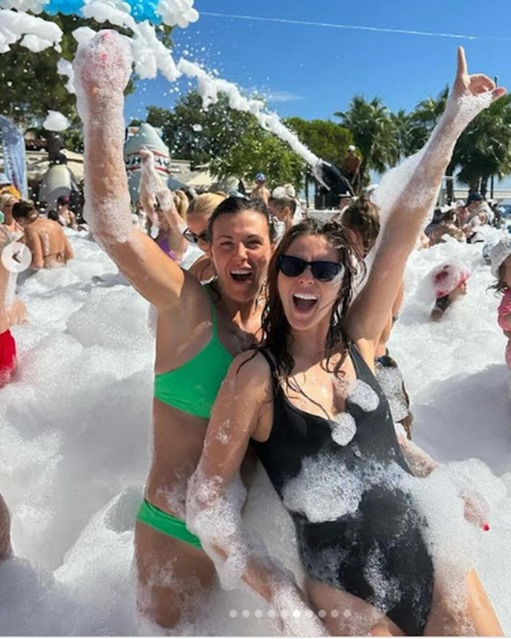 Nina Janković pozirala je sa druharicom u bazenu