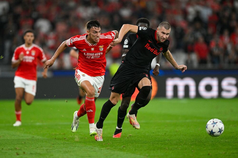 Strahinja Pavlović (desno) na utakmici Benfike i Salcburga u Ligi šampiona u sezoni 2023/24