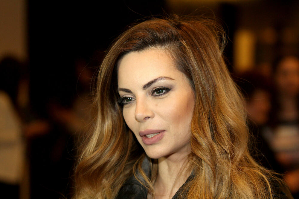 IMA 50 GODINA, A IZGLEDA BOLJE OD MNOGIH TINEJDŽERKI: Poznata voditeljka otrkila TAJNU svoje savršene figure (FOTO)