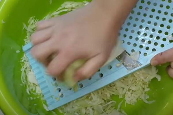 OVAJ TAJNI SASTOJAK ĆE UČINITI VAŠU KUPUS SALATU SOČNIJOM NEGO IKADA: Morate da znate koji je to RECEPT