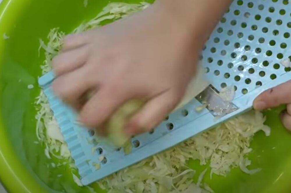 EVO KAKO DA NAPRAVITE NAJUKUSNIJU KUPUS SALATU: Samo tako neće biti BLJUTAVA i neslana