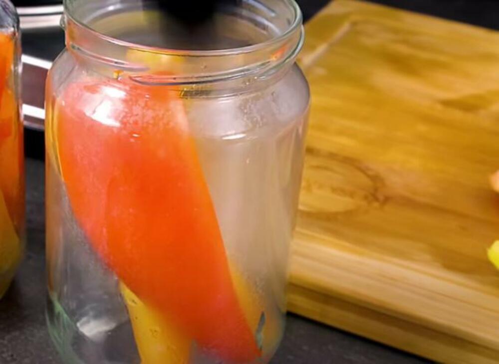 Stavljanje paprika u tegle